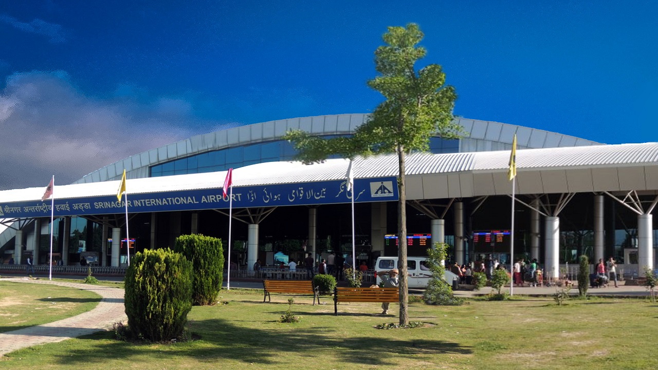 Americans detained: শ্রীনগর বিমানবন্দরে আটক ২ মার্কিন নাগরিক, লাগেজ থেকে উদ্ধার নিষিদ্ধ স্যাটেলাইট ফোন